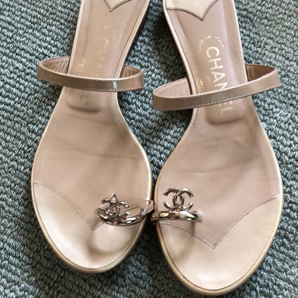 Chanel 38 Patent Flat “Toe Ring” Sandals - Picture 3 of 8